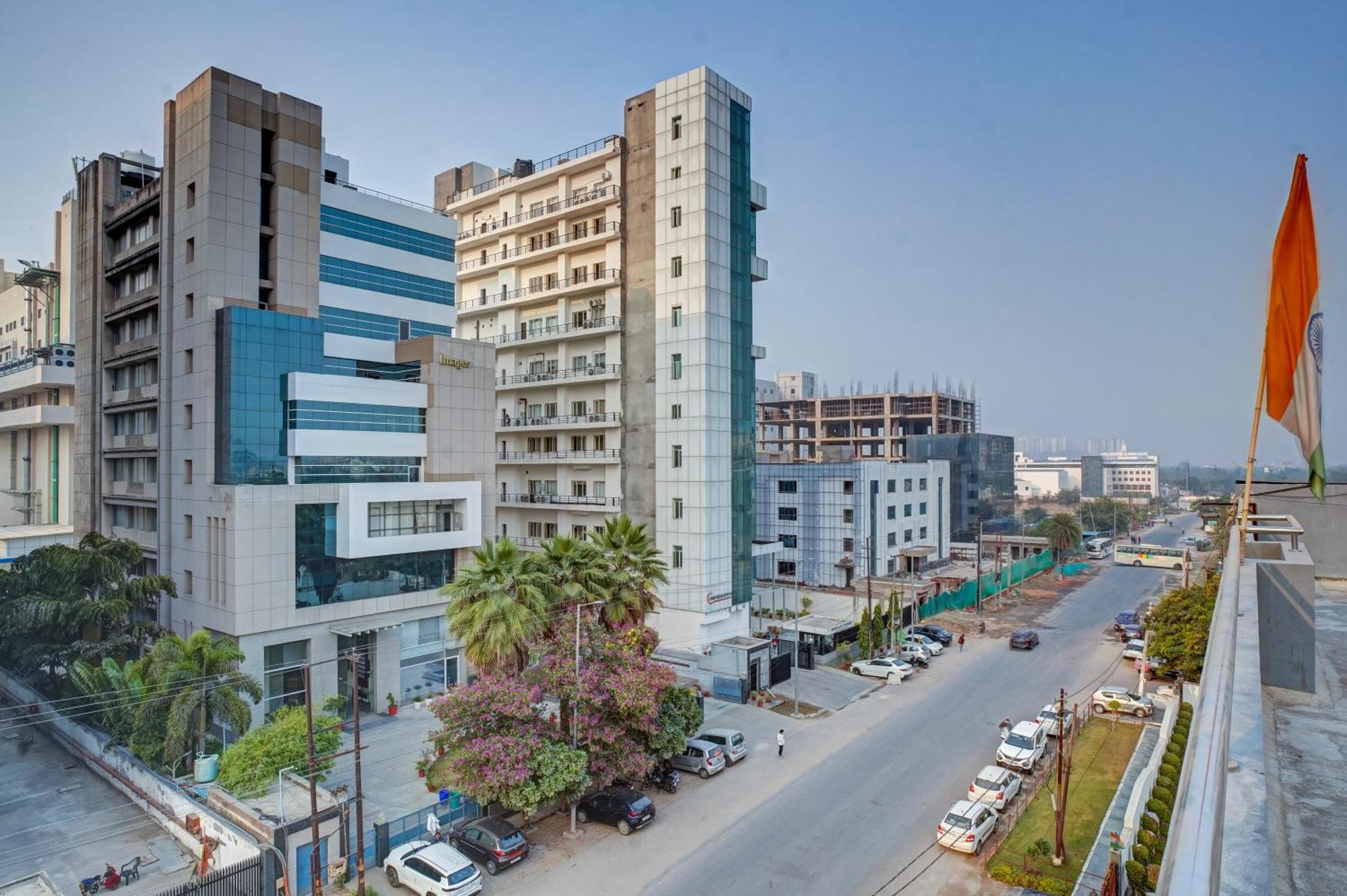 Hotel Noida Express Exteriör bild
